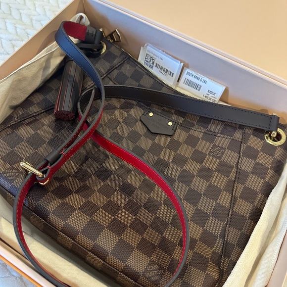 Authentic discontinued Louis Vuitton South Bank Besace - Picture 2 of 8